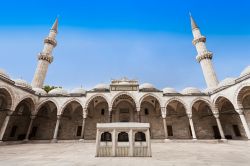 La piu grande moschea di Istanbul è senza dubbio la Suleymaniye camii, ovvero la Moschea di Solimano il Magnifico, si trova in cima ad una collina. nel Quartiere dei Bazar - © dibrova ...