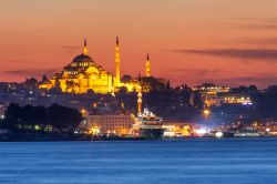 Suleymaniye camii fotografata al tramonto dalle sponde del Bosforo ad Istanbul - © Mehmet Cetin / Shutterstock.com