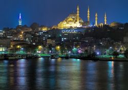 Corno Oro e Moschea di Solimano il Magnifico un magnifica fotografia di Istanbul di notte - © Mikhail Markovskiy / Shutterstock.com