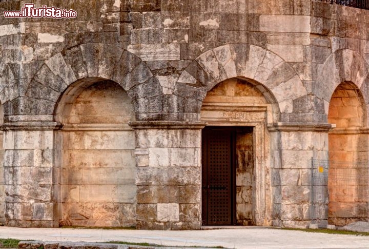 Immagine Dettaglio dell'architettura del Mausoleo di Teodorico a Ravenna. Invece che laterizi venne costruito con blocchi di pietra d'Istria, una roccia calcarea bianca - © ermess / Shutterstock.com