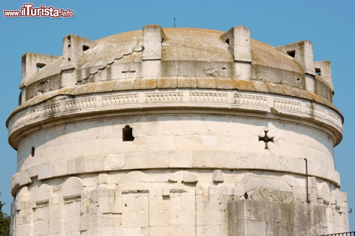 Immagine Grande cupola monolitica di Teodorico Ravenna. Secondo una leggenda la frattura fu causata dal fulmine che uccide il re dei Goti - © Massimiliano Pieraccini / Shutterstock.com