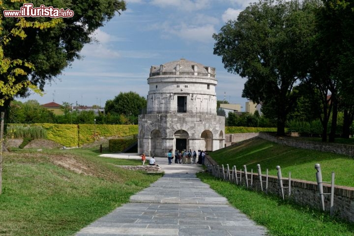 Immagine La tomba di Teodorico, il re dei Goti sepolto a Ravenna - © FIORENTINI MASSIMO / Shutterstock.com