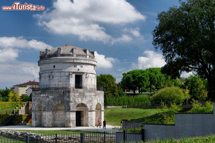 Immagine il Mausoleo di Teodorico, uno dei monumenti Patrimonio dell'UNESCO a Ravenna - © FIORENTINI MASSIMO / Shutterstock.com