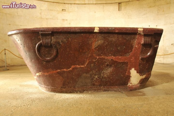 Immagine Sarcofago in porfido rosso di Teodorico, si trova all'interno del suo famoso Mausoleo a Ravenna - © mountainpix / Shutterstock.com