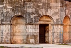 Dettaglio dell'architettura del Mausoleo di Teodorico a Ravenna. Invece che laterizi venne costruito con blocchi di pietra d'Istria, una roccia calcarea bianca - © ermess / Shutterstock.com ...