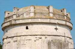 Grande cupola monolitica di Teodorico Ravenna. Secondo una leggenda la frattura fu causata dal fulmine che uccide il re dei Goti - © Massimiliano Pieraccini / Shutterstock.com