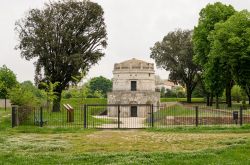 Ingresso del Mausoleo di Teodorico, uno dei monumenti più famosi della città di Ravenna - © TixXio / Shutterstock.com