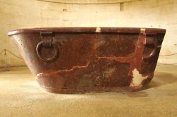 Sarcofago in porfido rosso di Teodorico, si trova all'interno del suo famoso Mausoleo a Ravenna - © mountainpix / Shutterstock.com