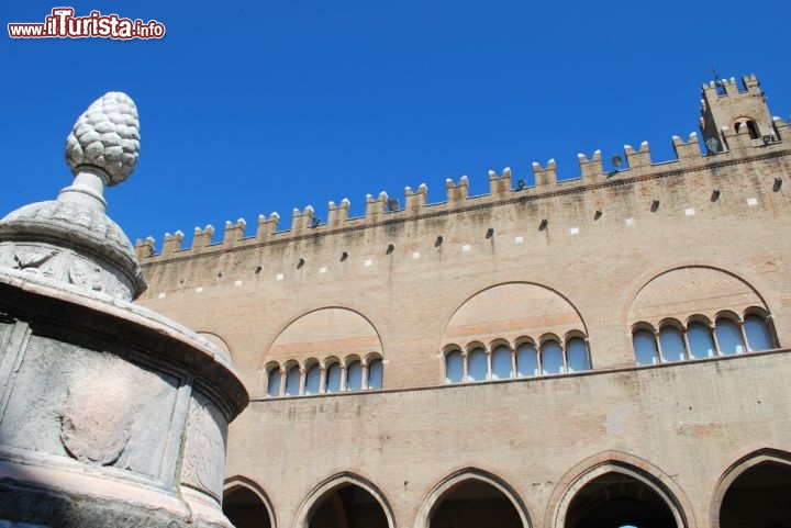 Immagine Fontana in piazza Cavour  e Palazzo dell'Arengo a  Rimini - © Crisferra/ Shutterstock.com