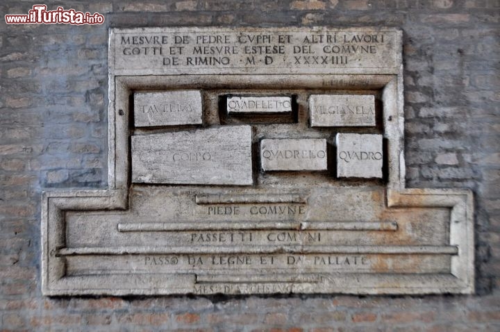 Immagine Misure storiche riminesi, le trovate all'interno dela portico di Palazzo dell'Arengo a Rimini