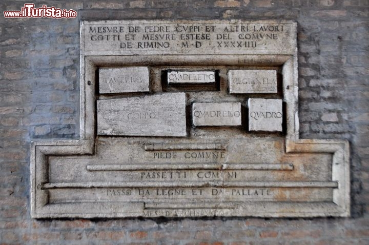Immagine Misure storiche riminesi, le trovate all'interno dela portico di Palazzo dell'Arengo a Rimini