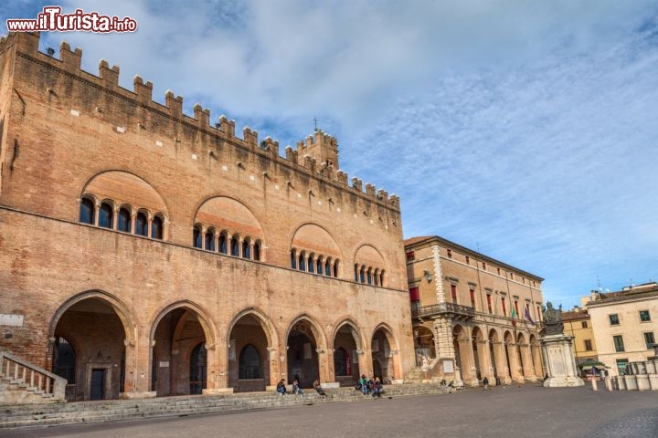 Immagine Piazza Cavour a Rimini: in primo piano le eleganti forme gotiche del Palazzo dell'Arengo, la sede del Municipio riminese  - © ermess / Shutterstock.com