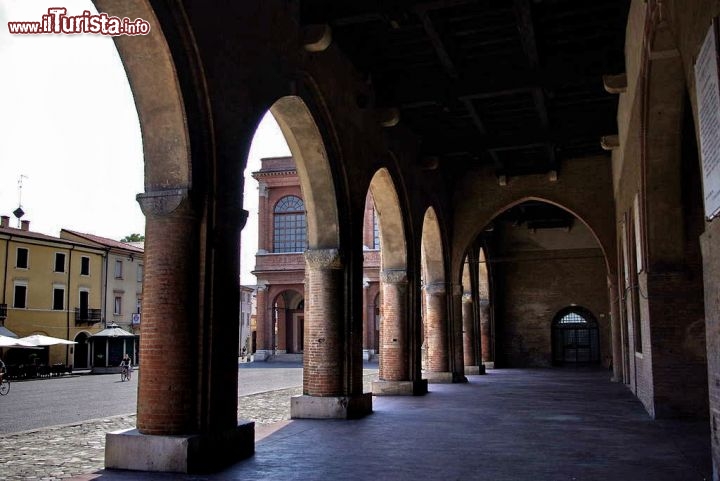 Immagine I Portici di piazza Cavour, parte del Palazzo dell'Arengo a Rimini - © Flying Russian - CC BY-SA 3.0 - Wikimedia Commons.