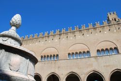 Fontana in piazza Cavour  e Palazzo dell'Arengo a  Rimini - © Crisferra/ Shutterstock.com