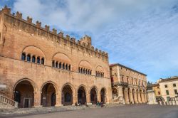 Piazza Cavour a Rimini: in primo piano le eleganti forme gotiche del Palazzo dell'Arengo, la sede del Municipio riminese  - © ermess / Shutterstock.com 