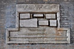 Misure storiche riminesi, le trovate all'interno dela portico di Palazzo dell'Arengo a Rimini