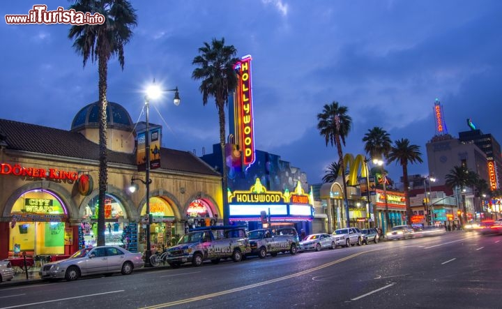 Immagine Fotografia notturna dell'Hollywood Boulevard by night  - © oneinchpunch / Shutterstock.com