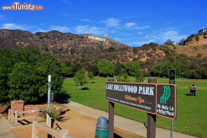 Immagine Lake Hollywood Park, una delle aree verdi della città della California - © Supannee Hickman / Shutterstock.com
