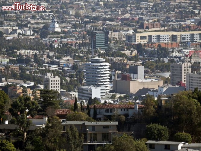 Immagine Panorama di Hollywood, Los Angeles. In primo piano la torre di Capitol Records - © trekandshoot / Shutterstock.com