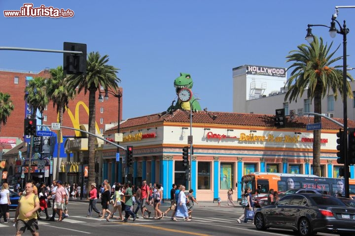 Immagine Il trafficato incrocio di Hollywood-Highland con il locale Ripley's Believe It or Not - © Supannee Hickman / Shutterstock.com