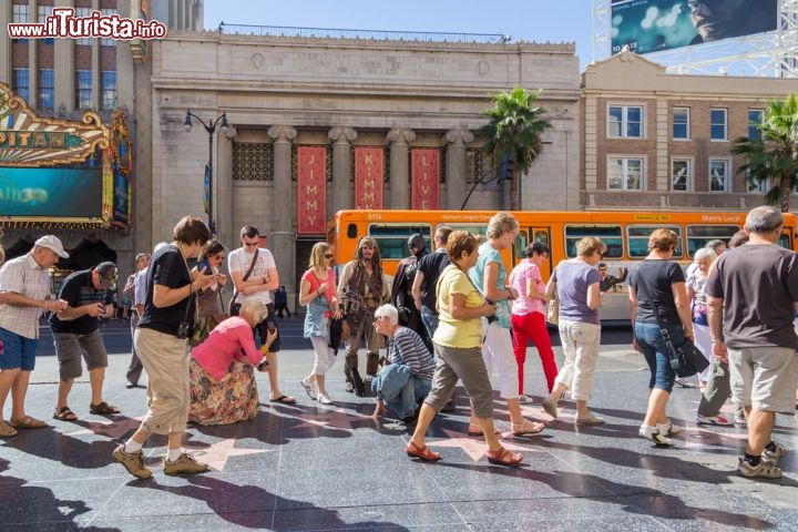 Immagine Turisti sulla Hollywood Walk of Fame di Los Angeles impegnati a fotografare le stelle degli artisti più famosi - © Filipe Frazao / Shutterstock.com