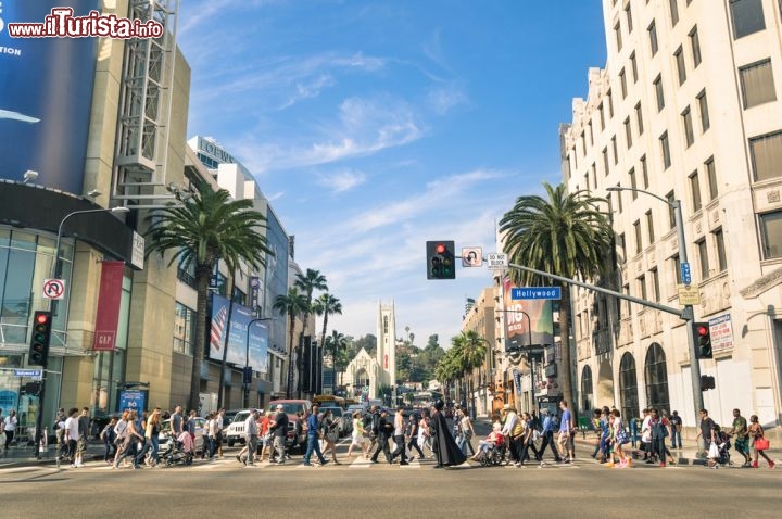 Immagine Giornata di sole lungo l'Hollywood Boulevard, il famoso viale di Los Angeles dove si trova la Walk of Fame - © View Apart / Shutterstock.com