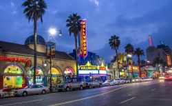 Fotografia notturna dell'Hollywood Boulevard by night  - © oneinchpunch / Shutterstock.com 