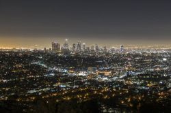 Panorama notturno di Hollywood e Los Angeles fotografato dal Griffith Park - © trekandshoot / Shutterstock.com