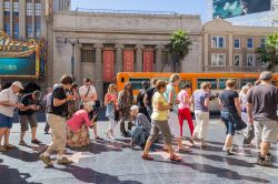 Turisti sulla Hollywood Walk of Fame di Los Angeles impegnati a fotografare le stelle degli artisti più famosi - © Filipe Frazao / Shutterstock.com