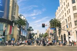 Giornata di sole lungo l'Hollywood Boulevard, il famoso viale di Los Angeles dove si trova la Walk of Fame - © View Apart / Shutterstock.com 
