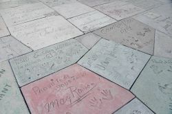Le impronte e le firme delle Star nel cemento davanti al Grauman's Chinese Theater ad Hollywood - © nito / Shutterstock.com