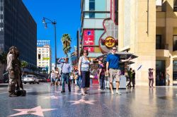 Turisti lungo la Walk of Fame ad Hollywood si fanno fotografare con i sosia delle Star - © Filipe Frazao / Shutterstock.com