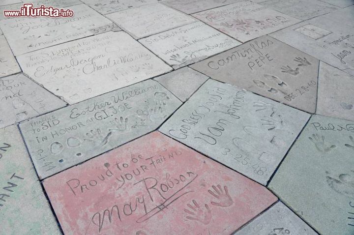 Immagine Le impronte e le firme delle Star nel cemento davanti al Grauman's Chinese Theater ad Hollywood - © nito / Shutterstock.com