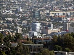 Panorama di Hollywood, Los Angeles. In primo piano la torre di Capitol Records - © trekandshoot / Shutterstock.com 