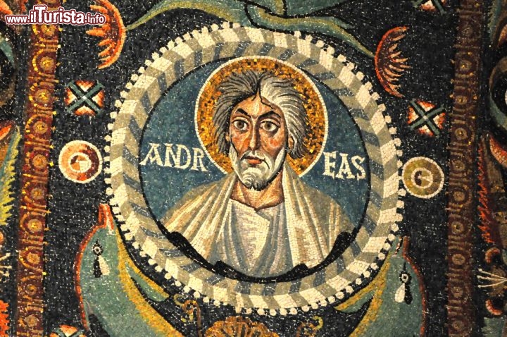 Immagine L'Apostolo Sant'Andrea raffigurato in un mosaico della Basilica di San Vitale a Ravenna - © mountainpix / Shutterstock.com