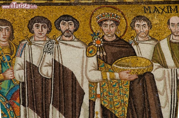 Immagine Il famoso mosaico della Basilica di San Vitale che raffigura l'Imperatore Giustiniano - © Michal Szymanski / Shutterstock.com