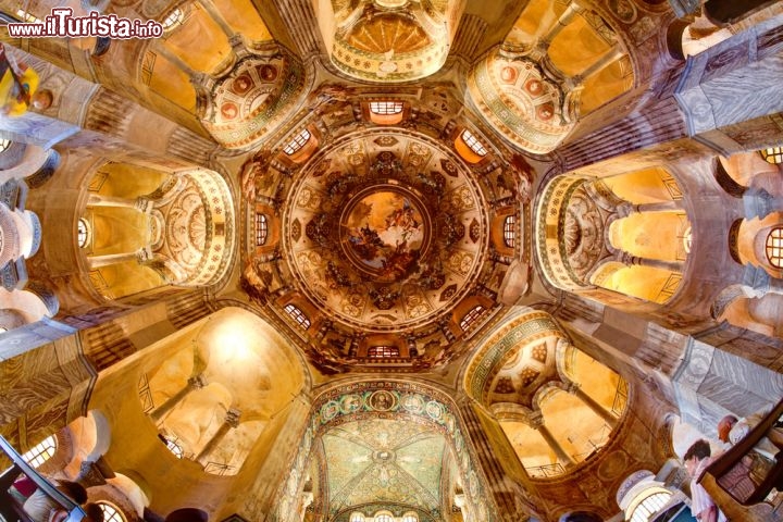 Immagine Lo spettacolare interno della cupola di San Vitale, Patrimonio Unesco a Ravenna - © Rovenko Photo / Shutterstock.com