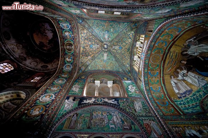 Immagine Mosaici nel Presbiterio della Basilica di San Vitale a Ravenna - © vvoe / Shutterstock.com