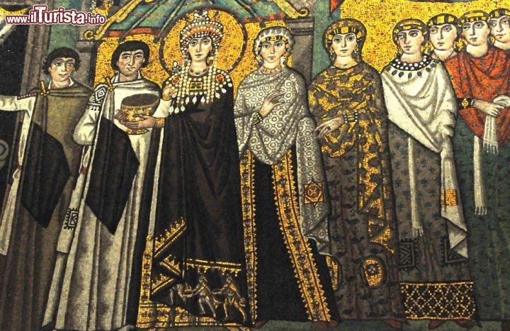 Immagine Mosaico con l'Imperatrice Teodora: ci troviamo nella Basilica di San Vitale a Ravenna  - © mountainpix / Shutterstock.com