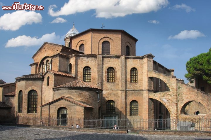 Immagine La struttura imponente dellla Basilica di San Vitale, la grande chiesa di Ravenna dove è possibile ammirare i mosaici patrimonio UNESCO. Notare anche i poderosi contrafforti di sostegno ai muri - © Samot / Shutterstock.com