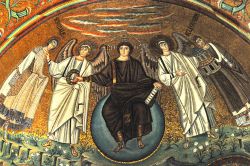 Il grande mosaico presente sulla volta dell'Abside della Basilica di San Vitale a Ravenna - © mountainpix  / Shutterstock.com