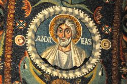 L'Apostolo Sant'Andrea raffigurato in un mosaico della Basilica di San Vitale a Ravenna - © mountainpix / Shutterstock.com