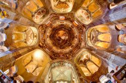 Lo spettacolare interno della cupola di San Vitale, ...