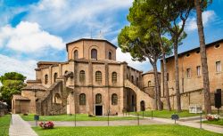 Il complesso monumentale della Basilca di San Vitale in centro a Ravenna, anche qui trovate i mosaici bizantini Patrimonio UNESCO che hanno reso celebre la città - © canadastock ...