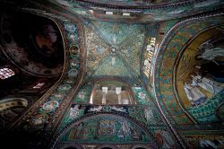 Mosaici nel Presbiterio della Basilica di San Vitale a Ravenna - © vvoe / Shutterstock.com 