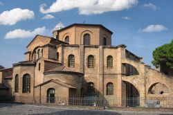La struttura imponente dellla Basilica di San Vitale, la grande chiesa di Ravenna dove è possibile ammirare i mosaici patrimonio UNESCO. Notare anche i poderosi contrafforti di sostegno ...