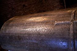 Un sarcofago armeno, dell'esarca Isacio, dentro alla Basilica di San Vitale, a Ravenna - © vvoe / Shutterstock.com 