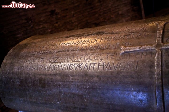 Immagine Un sarcofago armeno, dell'esarca Isacio, dentro alla Basilica di San Vitale, a Ravenna - © vvoe / Shutterstock.com