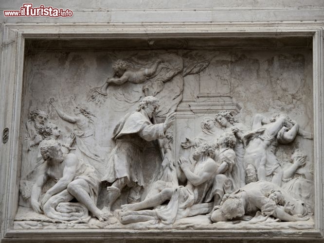 Immagine Bassorilievo al centro della facciata della chiesa di San Rocco a Venezia - © wjarek / Shutterstock.com