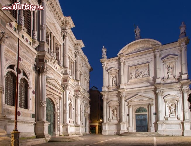 Immagine Il complesso architettonico monumentale della Chiesa di San Rocco e della Scuola Grande a Venezia. L'incontrate durante il percorso più settentrionale che collega Piazza San Marco con la stazione di Santa Lucia - © Renata Sedmakova / Shutterstock.com